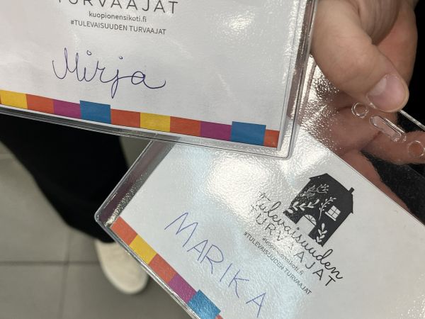 Kuva nimikylteistä, jossa esillä tulevaisuuden turvaajat -kampanja